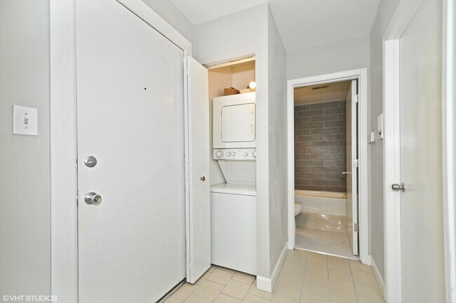4055 N Sheridan Rd in Chicago, IL - Building Photo - Building Photo