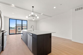 1801 W Grand Ave, Unit 403 in Chicago, IL - Building Photo - Building Photo