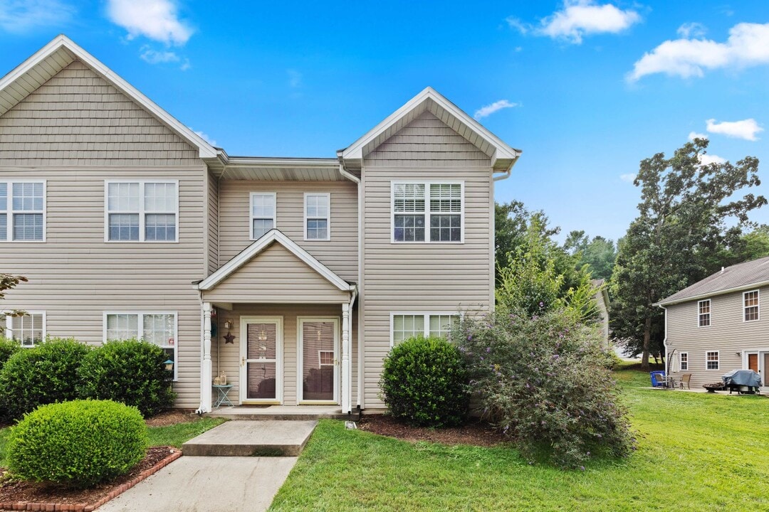 51 Stafford Ct in Fletcher, NC - Foto de edificio