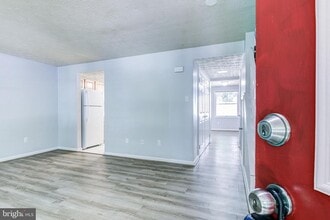1550 Twisted Oak Dr in Reston, VA - Building Photo - Building Photo
