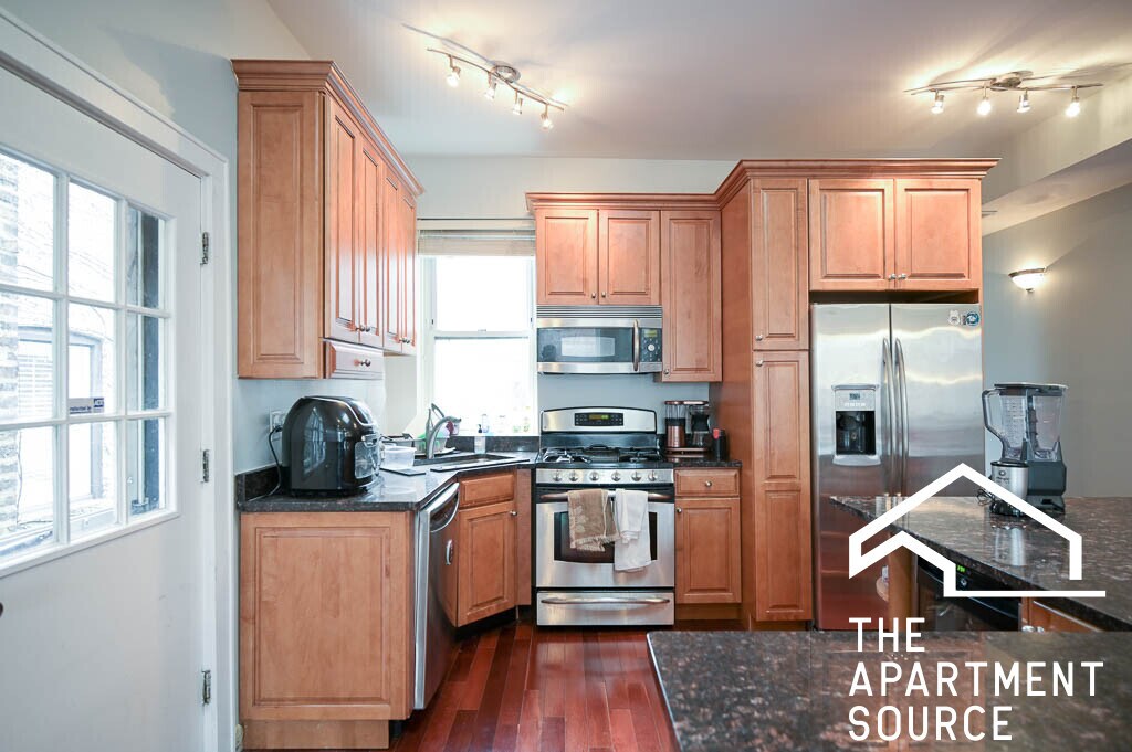 665 W Cornelia Ave, Unit G in Chicago, IL - Building Photo