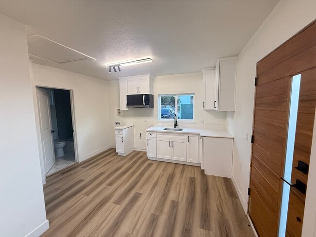 1012 W Vesta St in Ontario, CA - Foto de edificio - Building Photo