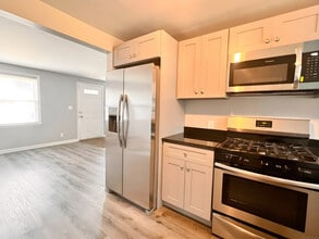 211 Spencer St in Naugatuck, CT - Building Photo - Building Photo