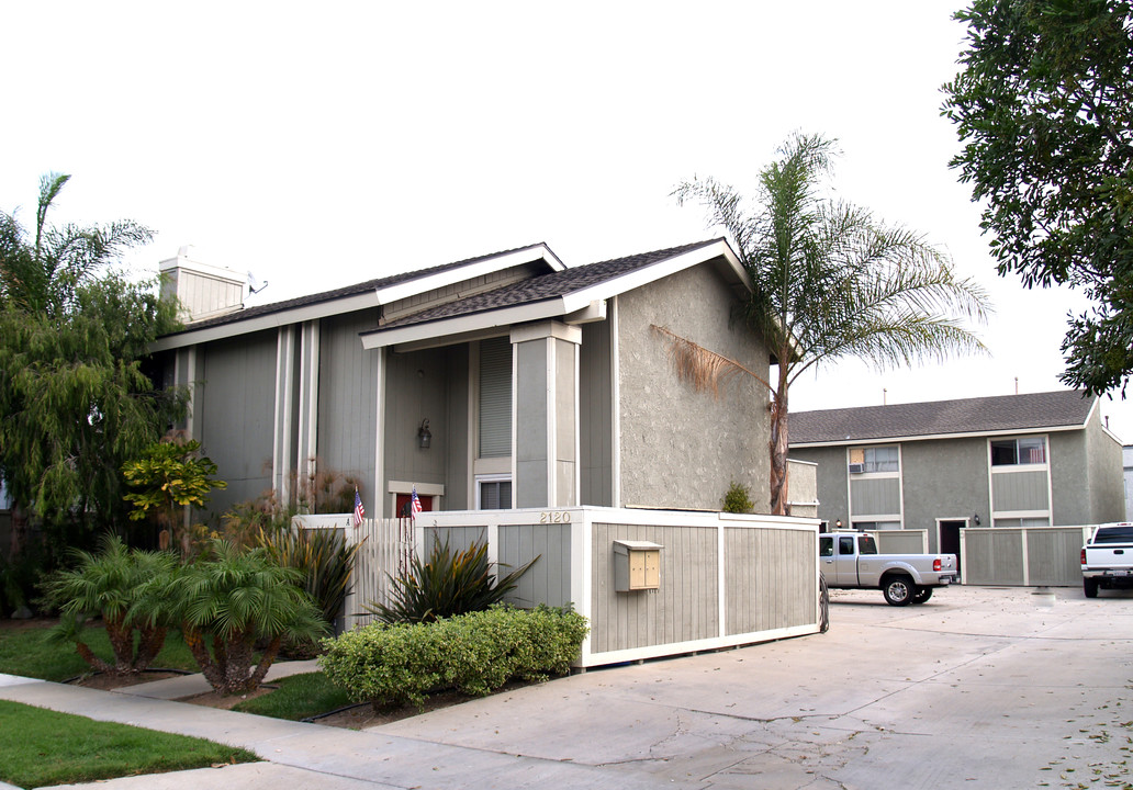 2120 Huntington St in Huntington Beach, CA - Building Photo