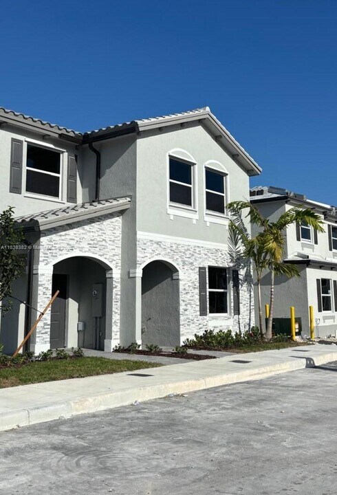 151 SE 11th St in Florida City, FL - Building Photo
