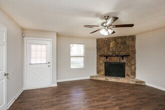 4964 Galbraith Cir in Stone Mountain, GA - Foto de edificio - Building Photo