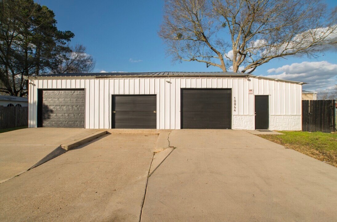 10864 Pecan St in Willis, TX - Building Photo
