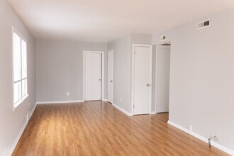 12302 Milligan Ave in Cleveland, OH - Foto de edificio - Building Photo