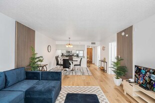 1 SE 12th St in Miami, FL - Building Photo