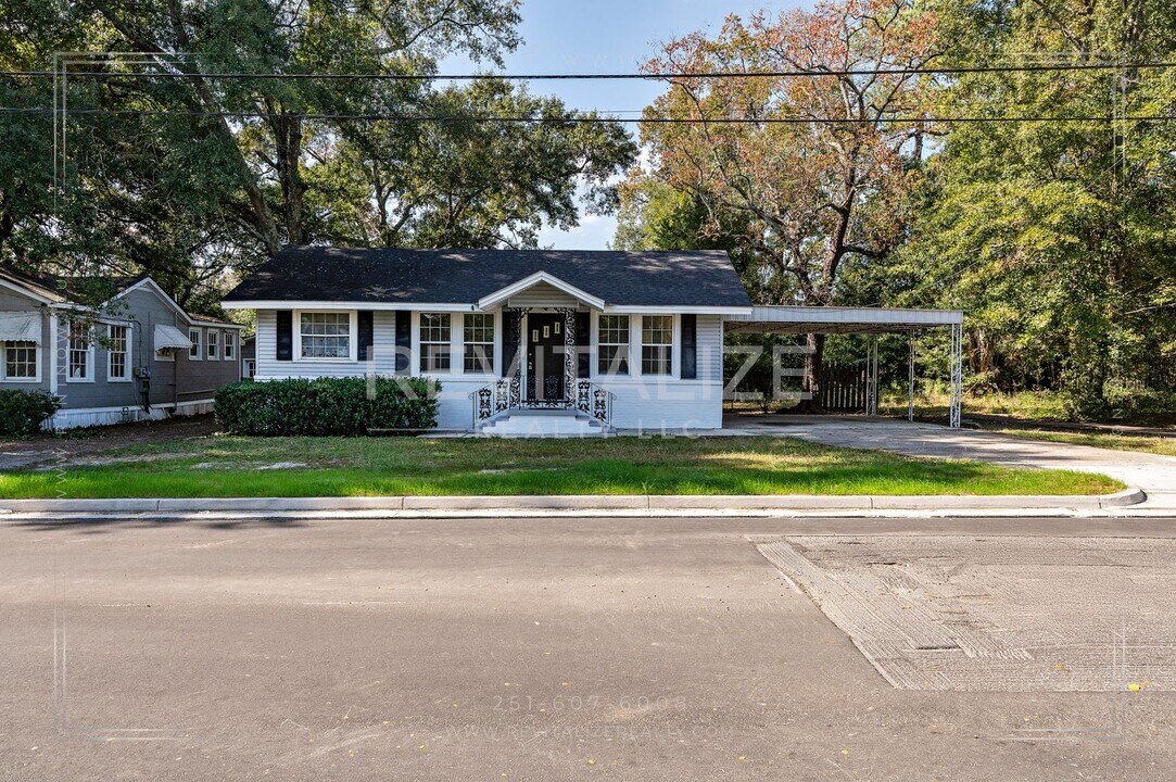 406 Pinehill Dr in Mobile, AL - Building Photo