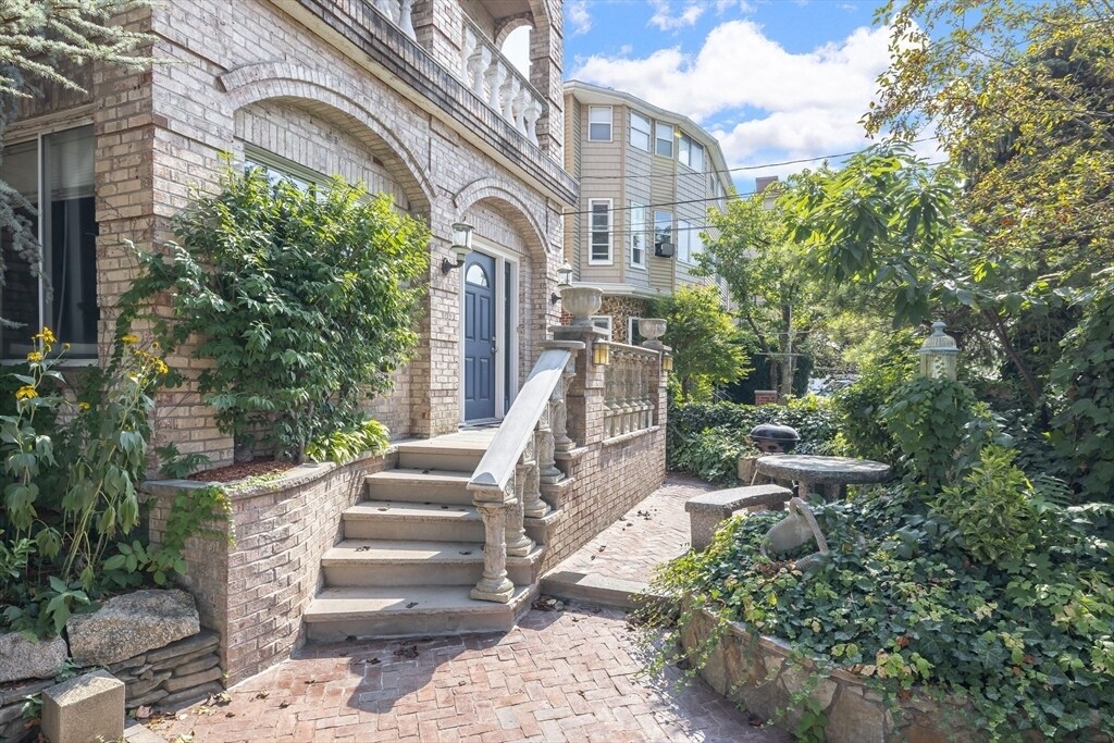 110 High St-Unit -2 in Waltham, MA - Building Photo