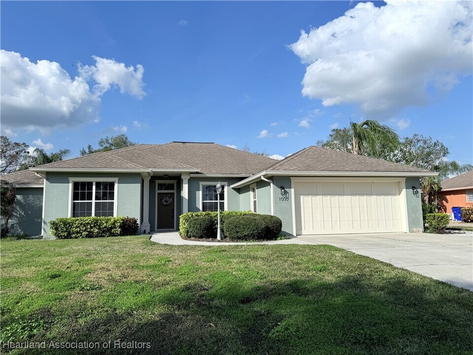 1000 Village Green Dr in Avon Park, FL - Foto de edificio