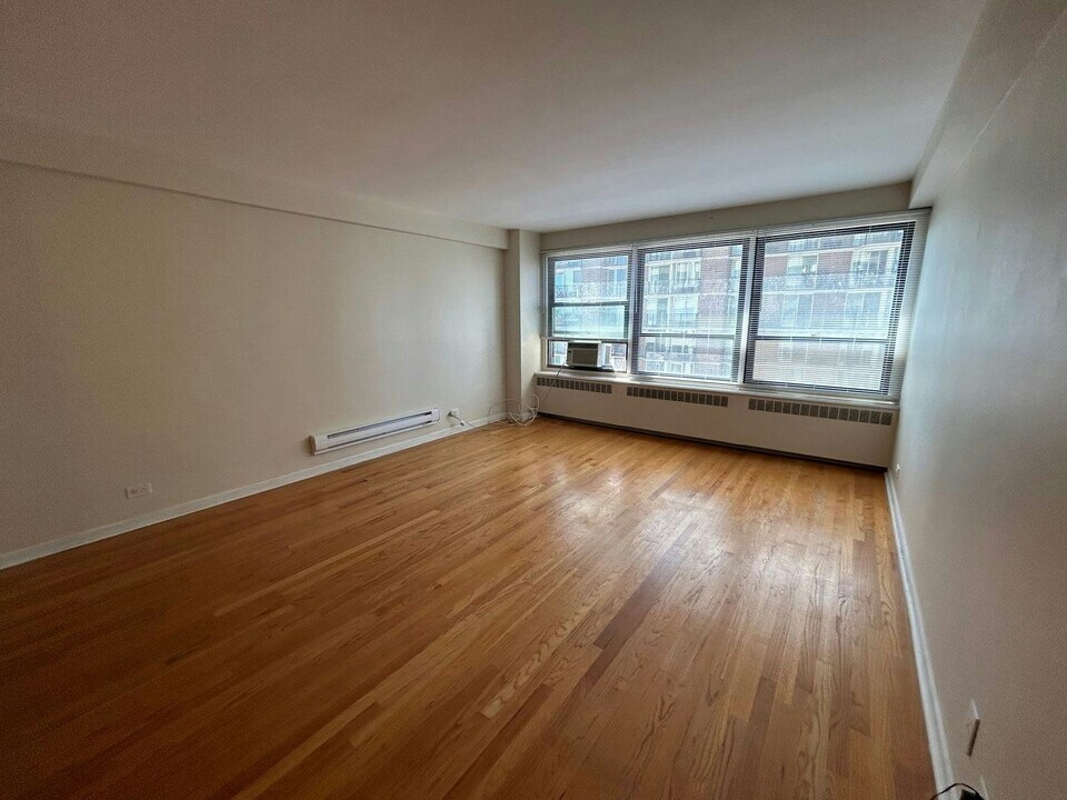 4180.1 N Marine Dr in Chicago, IL - Building Photo