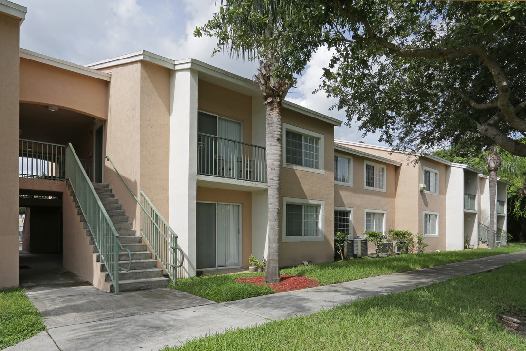 Pembroke Gardens Apartments in Hollywood, FL - Building Photo