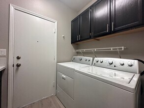 8256 Lone Feather Ln in Las Vegas, NV - Foto de edificio - Building Photo