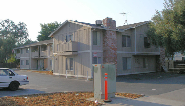 8593 Greenback Ln in Orangevale, CA - Foto de edificio - Building Photo