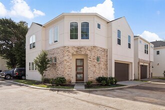 7702 Westside Villas Ln in Houston, TX - Building Photo - Building Photo