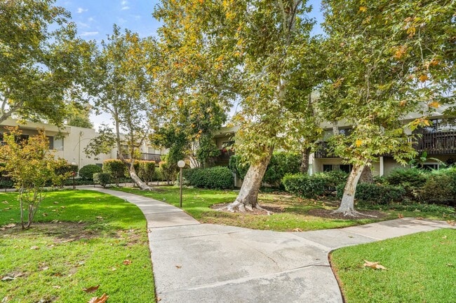 23515 Lyons Ave in Santa Clarita, CA - Building Photo - Building Photo