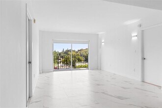 4164 Inverrary Dr in Lauderhill, FL - Foto de edificio - Building Photo