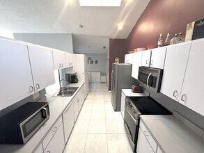 7352 Rangi Dr in Sarasota, FL - Building Photo - Building Photo