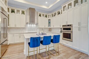 2875 Coco Lakes Dr in Naples, FL - Building Photo