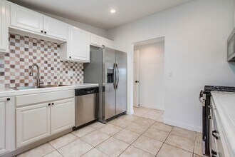 1201 Wynn St in Oceanside, CA - Foto de edificio - Building Photo