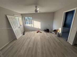 1365 Canary Island Dr in Weston, FL - Building Photo - Building Photo