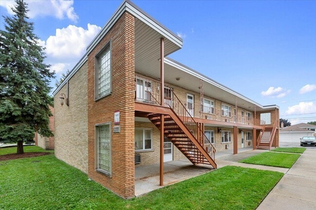 6250 W 64th Pl in Chicago, IL - Foto de edificio - Building Photo