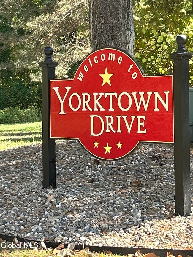 212 Yorktown Dr in Clifton Park, NY - Building Photo - Building Photo