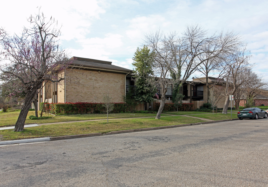 407 N Preston St in Ennis, TX - Building Photo