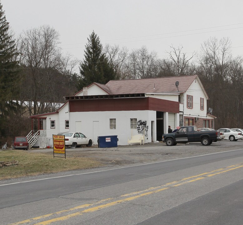 1531 Quaker Valley Rd in New Paris, PA - Foto de edificio
