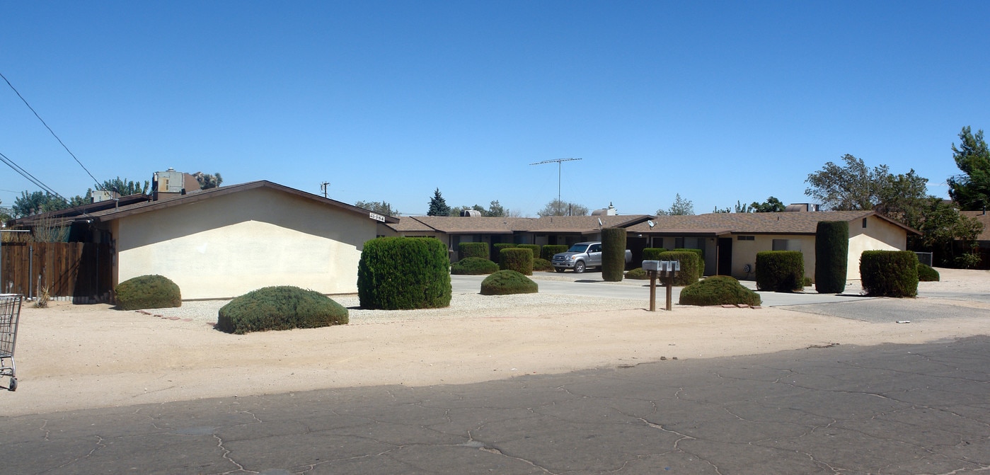 15968 Olive St in Hesperia, CA - Foto de edificio