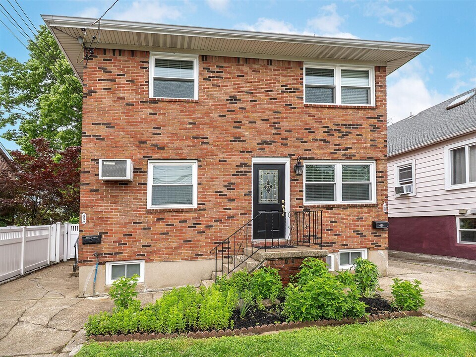 45 Firwood Rd in Port Washington, NY - Building Photo