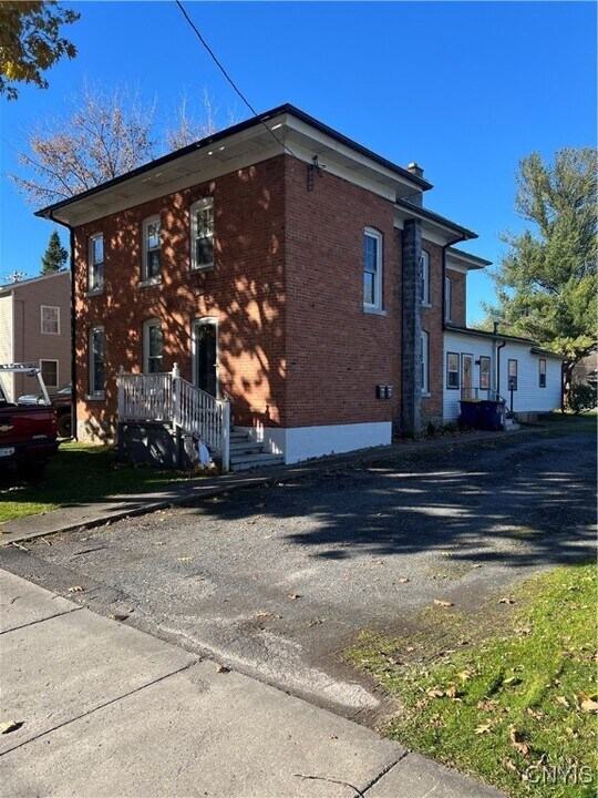 45 E Oneida St in Baldwinsville, NY - Building Photo