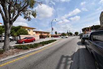 1116 Palm Ave, Hialeah in Hialeah, FL - Foto de edificio - Building Photo