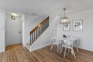 6400 Coach Hill Rd SW in Calgary, AB - Building Photo