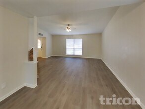 2106 Newbury Dr in Arlington, TX - Building Photo - Building Photo