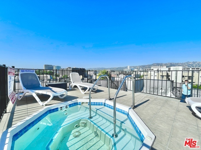 102 N Clark Dr-Unit -307 in Los Angeles, CA - Building Photo