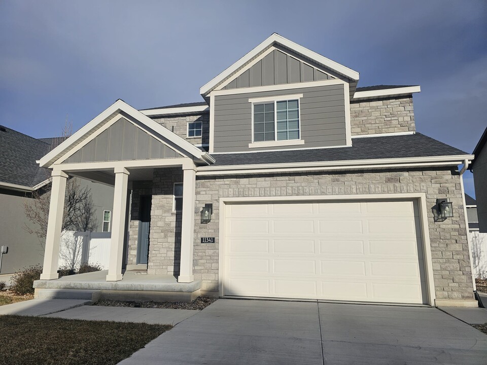 11341 S 1450 W in South Jordan, UT - Building Photo