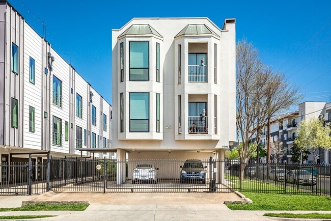 property at 2002 N Fitzhugh Ave