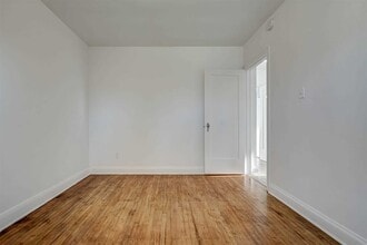 80 Queens Ave in Toronto, ON - Building Photo - Building Photo