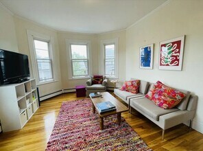 11 Houghton St, Unit 3 in Somerville, MA - Foto de edificio - Building Photo