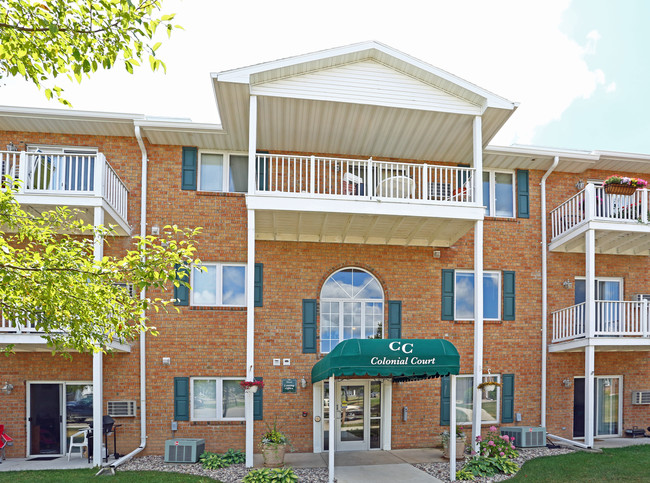 Colonial Court Apartments in Pulaski, WI - Building Photo - Building Photo