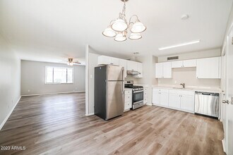 3350 W Country Gables Dr in Phoenix, AZ - Building Photo - Building Photo