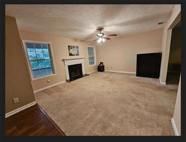 property at 2539 Oakridge Pl