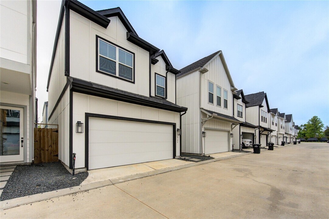 6726 Parker Oaks Ln in Houston, TX - Building Photo