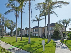 Huntington Pointe in Huntington Beach, CA - Building Photo - Building Photo