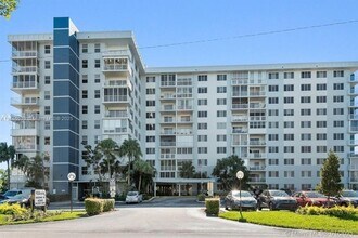 4200 Hillcrest Dr in Hollywood, FL - Building Photo - Building Photo