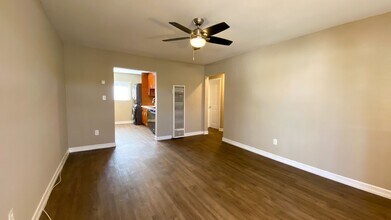 4233 Euclid Ave in San Diego, CA - Foto de edificio - Interior Photo