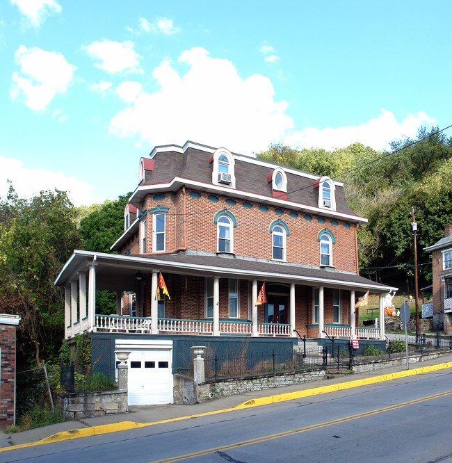 303 E Main St in West Newton, PA - Foto de edificio - Building Photo